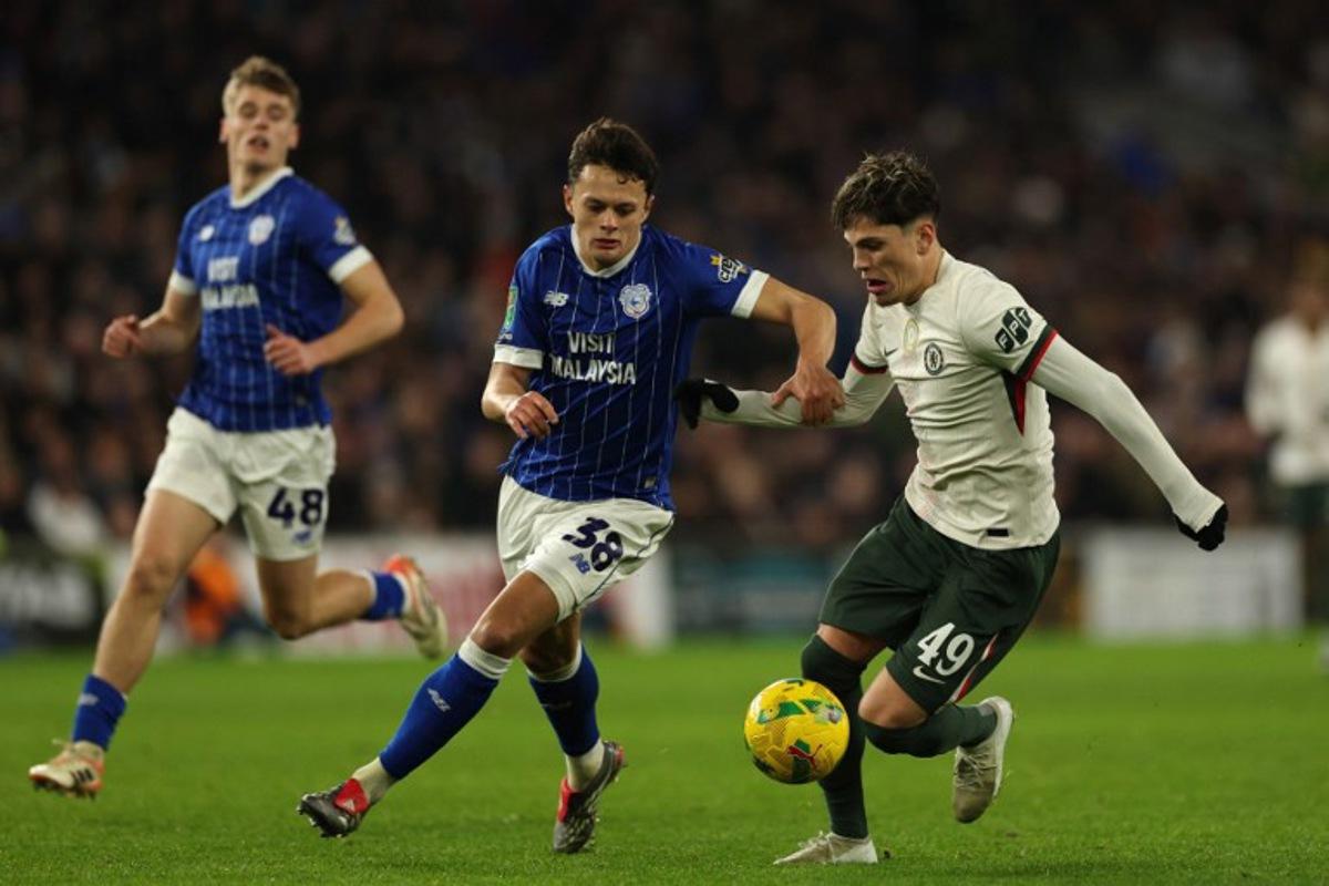 Chelsea's Argentinian midfielder #19 Alejandro Garnacho (R) vies with Cardiff City's English defender #38 Perry Ng (C) during the English League Cup quarter-final football match between Cardiff City and Chelsea at Cardiff City Stadium, in Cardiff, south Wales on December 16, 2025. Adrian Dennis / AFP