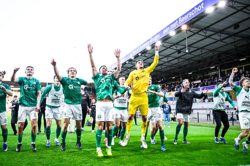 Lommel's players celebrate after winning a soccer game between Beerschot VA and Lommel SK, Saturday 09 May 2026 in Antwerp, on the return leg of the Final of the Promotion Play-Offs of the 2025-2026 'Challenger Pro League' 1B second division of the Belgian championship. Lommel won the first leg 3 - 1. BELGA PHOTO TOM GOYVAERTS