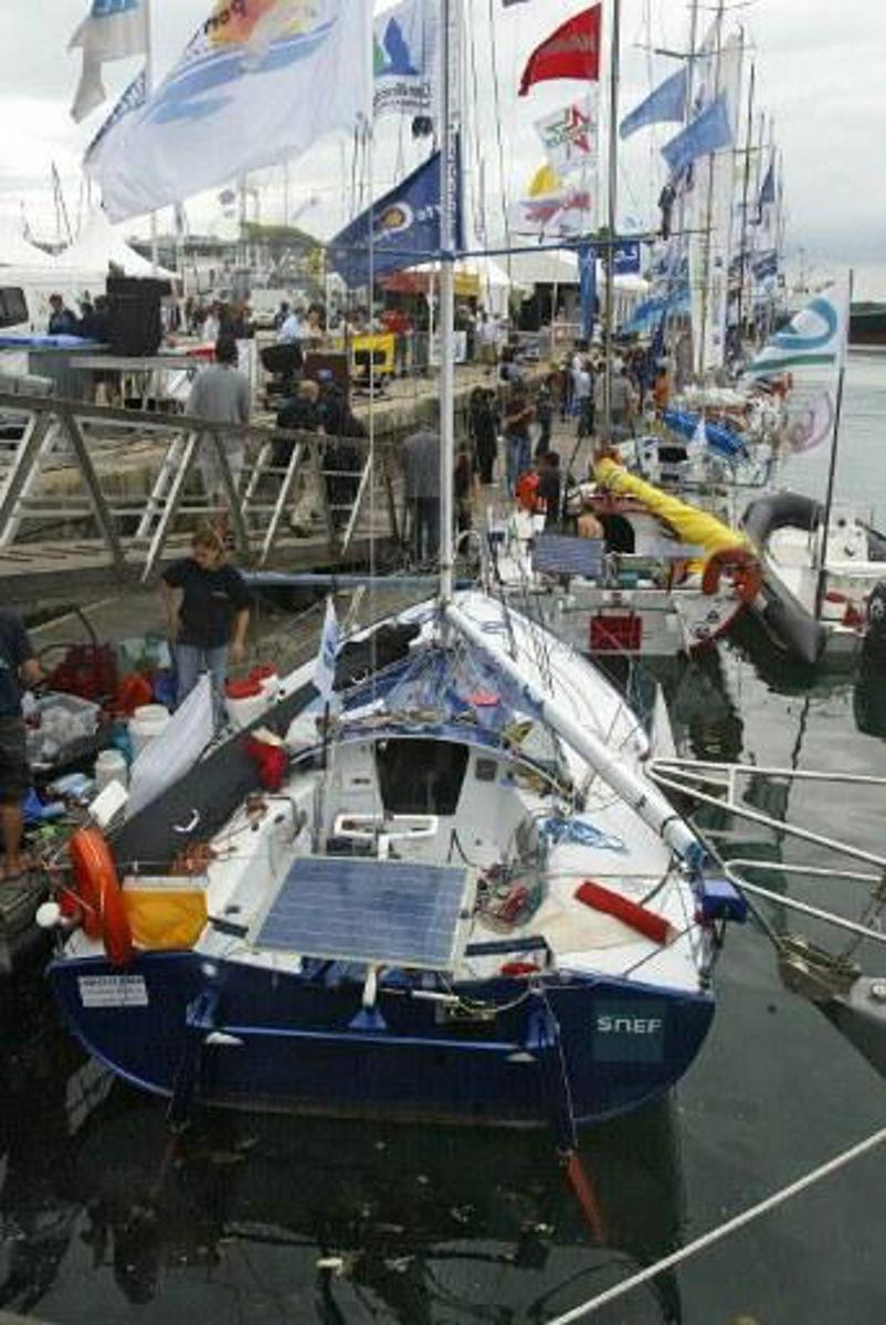 Des participants à la 15ème édition de la Transat 6.50, course en solitaire à la voile entre La Rochelle et Salvador de Bahia (Brésil), font les dernières vérifications sur leur bateau? le 16 Septembre 2005 dans le port de La Rochelle. Le départ de l'épreuve sera donné le 17 Septembre au large des côtes de Charente-Maritime. AFP PHOTO MARCEL MOCHET Participants in the Transat 6.50, a solo sailing race between La Rochelle and Salvador de Bahia (Brazil) make final adjustments to their vessels 16 September 2005 at La Rochelle. The race starts 17 September. AFP PHOTO MARCEL MOCHET AFP