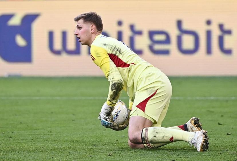 Como's French goalkeeper #1 Jean Butez grabs the ball during the Italian Serie A football match between Juventus and Como at the Allianz stadium in Turin on February 21, 2026. Isabella BONOTTO / AFP