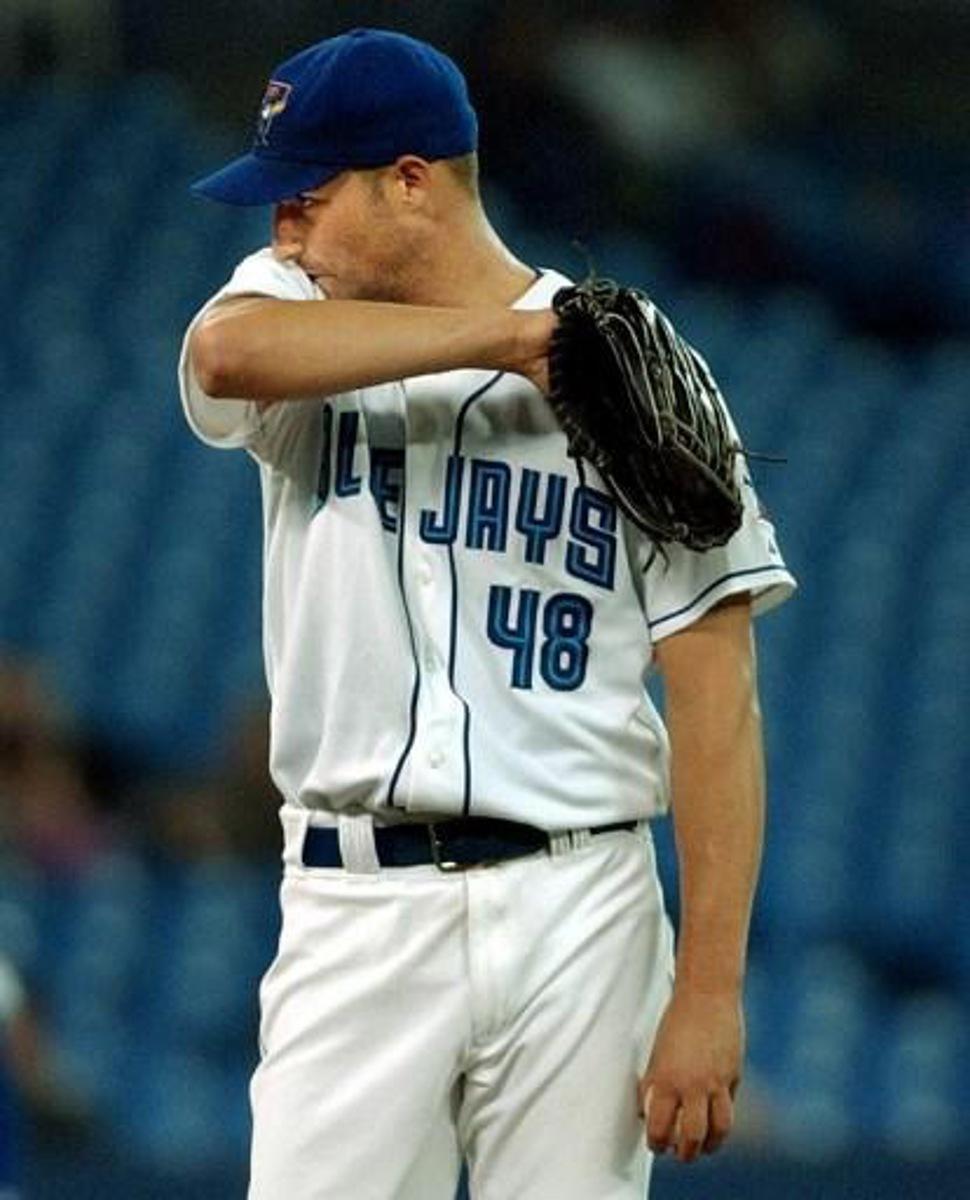 Toronto Blue Jays' starting pitcher Doug Davis wipes his face just before being relieved after giving up five runs tol the Tampa Bay Devil Rays in the second-inning in Toronto on 15 May, 2003. The Rays defeated the Jays 9-5. AFP PHOTO/J.P. Moczulski