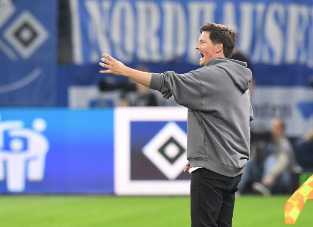 Hamburg's German head coach Merlin Polzin reacts during the German first division Bundesliga football match between Hamburger SV and St Pauli in Hamburg on August 29, 2025. Daniel BOCKWOLDT / AFP