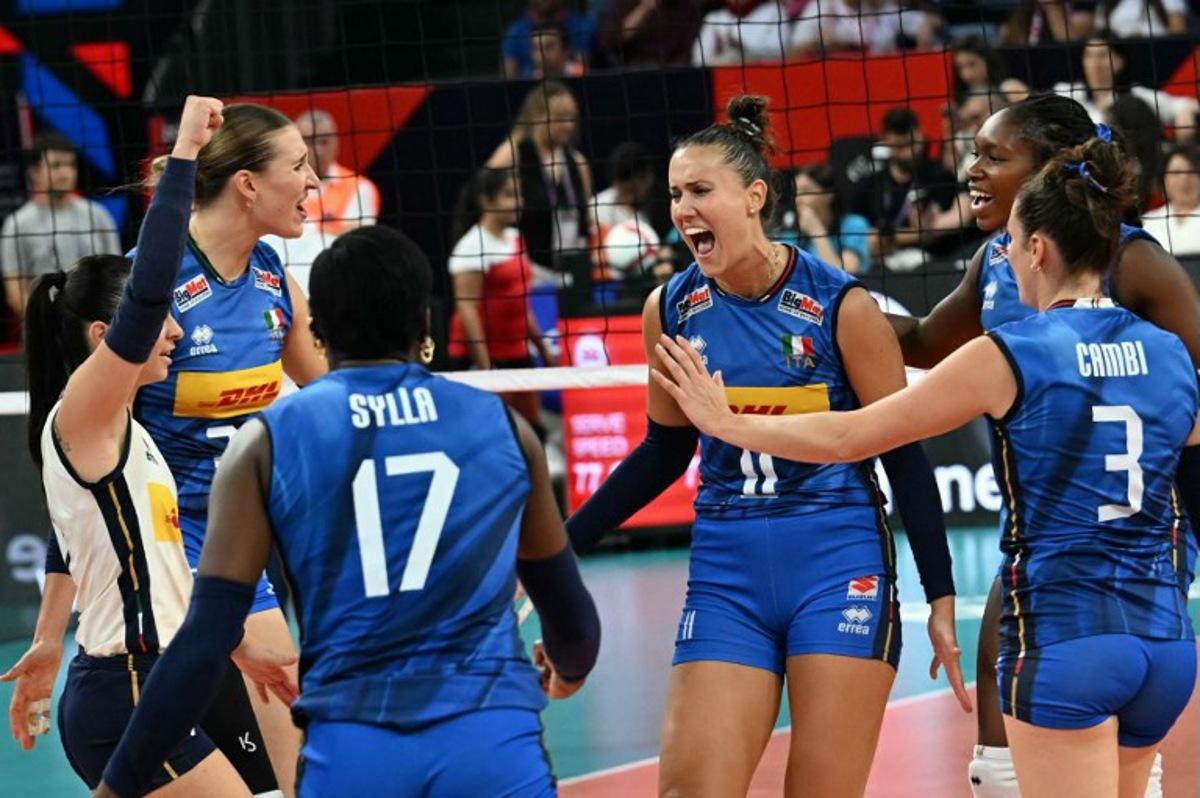 Italy's players celebrate a point during the Women's European Volleyball Championship EuroVolley semi final match between Poland and Italy at Sinan Erdem Sports Hall in Istanbul, on September 5, 2026. Ozan KOSE / AFP