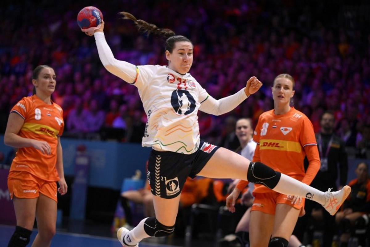 Norway's left back #21 Ingvild Bakkerud shoots during the IHF Women's Handball World Championship semi final match between the Netherlands and Norway in the Rotterdam Ahoy Arena, Rotterdam, on December 12, 2025. JOHN THYS / AFP