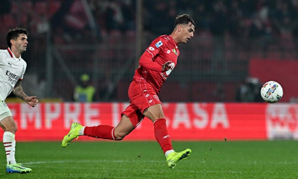 Monza's Italian midfielder #14 Daniel Maldini outpasses AC Milan's American forward #11 Christian Pulisic (L) during the Italian Serie A football match between AC Monza and AC Milan at the Brianteo stadium in Monza, on November 2, 2024. GABRIEL BOUYS / AFP