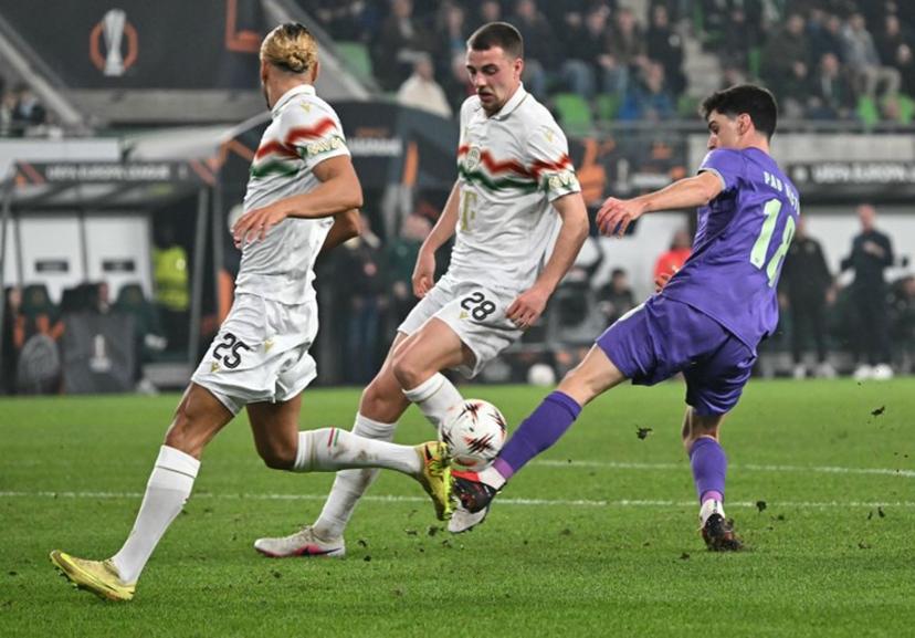 Ferencvaros' Belgian defender #28 Toon Raemaekers (C) and Sporting Braga's Spanish forward #18 Pau Victor Delgado vie for the ball during the UEFA Europa League - Last 16 - first leg football match Ferencvaros v Sporting Braga in Budapest, Hungary, on March 12, 2026. Attila KISBENEDEK / AFP