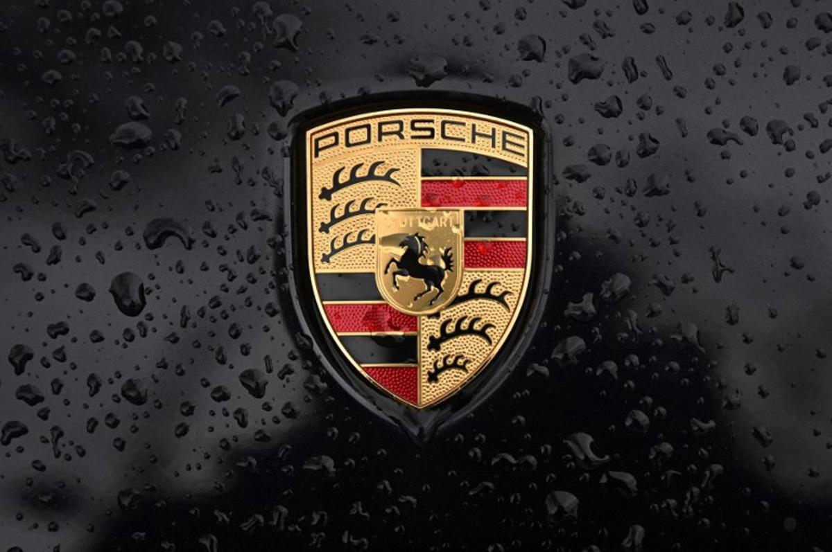 This photographgraph taken on January 10, 2023 shows the logo of German car manufacturer Porsche, in Paris. Emmanuel DUNAND / AFP