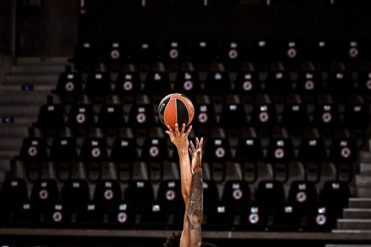 Olympiacos Piraeus' US player Octavius Ellis (R) is challenged for the ball by ASVEL Lyon-Villeurbanne's Belgian player Ismael Bako (L) during the Euroleague basket ball match ASVEL Lyon-Villeurbanne vs Olympiacos Piraeus in Villeurbanne Astroballe Arena, on January 19, 2021. JEFF PACHOUD / AFP