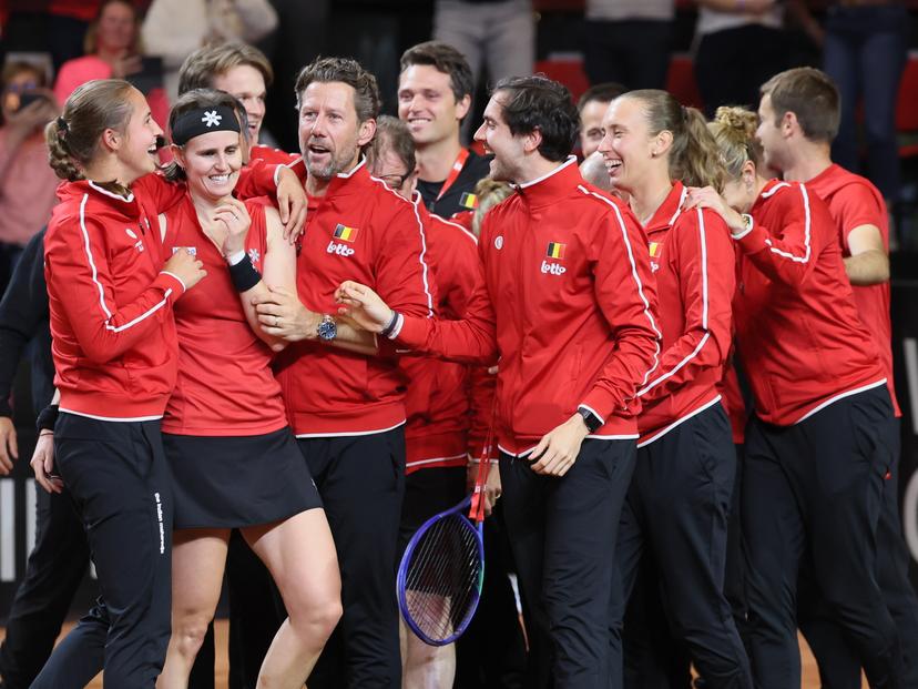 Belgian Greet Minnen and Team Belgium pictured after the fourth game between Belgian Minnen and US' Jovic on the second day of the qualifiers of the Billie Jean King Cup tennis between Belgium and the USA, in Oostende, Belgium, on . The meeting takes place on 10 and 11th April. PHOTO BENOIT DOPPAGNE