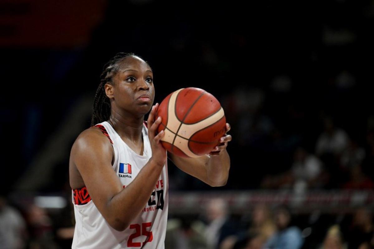 Villeneuve-d'Ascq's guard Kennedy Burke holds the ball during the Euroligue basket-ball women semi-final match between Villeneuve-d'Ascq and USK Praha at Servet Tazegul Arena in Mersin, on April 12, 2024. OZAN KOSE / AFP