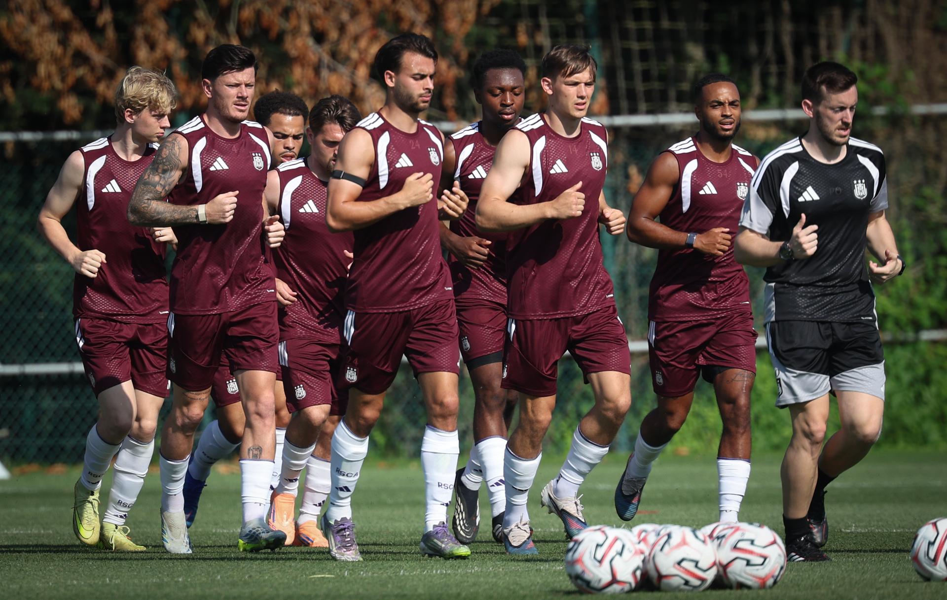 Anderlecht's players and Anderlecht's physical traiiner Pedro Oliveira pictured during a training session of Belgian first division soccer team RSC Anderlecht, on Thursday 25 June 2026 in Anderlecht, in preparation of the upcoming 2026-2027 Belgian first division soccer season. BELGA PHOTO VIRGINIE LEFOUR