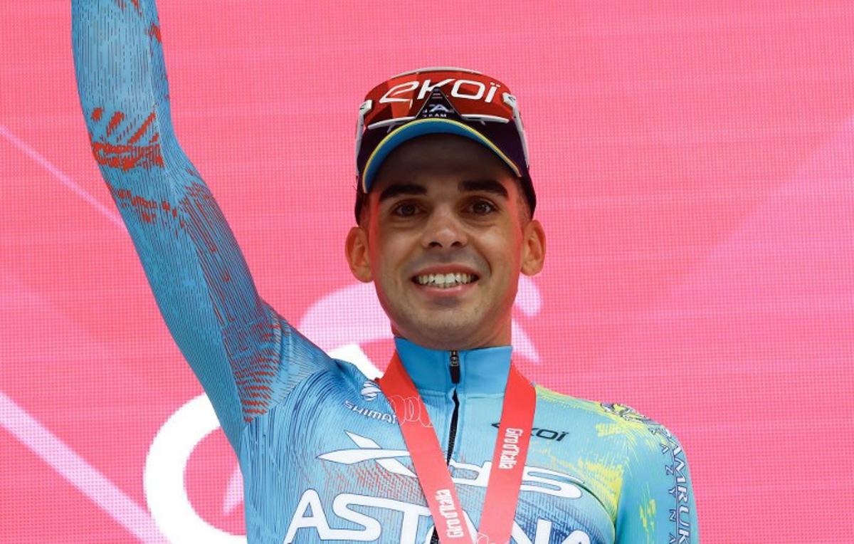 XDS Astana Team Uruguayan rider Guillermo Silva celebrates on the podium after winning the 2nd stage of the Giro d'Italia 2026 - Tour of Italy cycling race between Burgas and Veliko Tarnovo, Bulgaria, on May 9, 2026. Luca Bettini / AFP