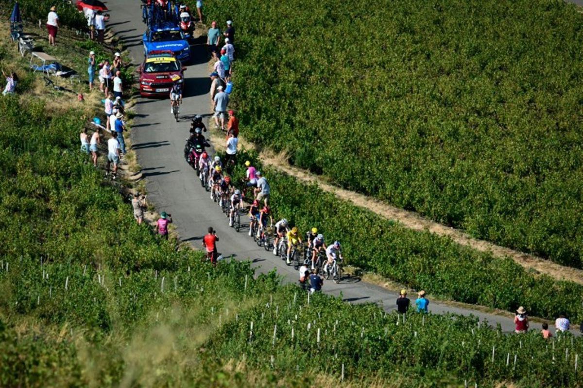 Movistar Team's Swiss rider and yello jersey Marlen Reusser (C) and the break away compete during the 5th (out of 9) stage of the fifth edition of the Women's Tour de France cycling race, 140 km from Macon to Belleville-en-Beaujolais, in Belleville-en-Beaujolais, central France on August 5, 2026. NICOLAS TUCAT / AFP
