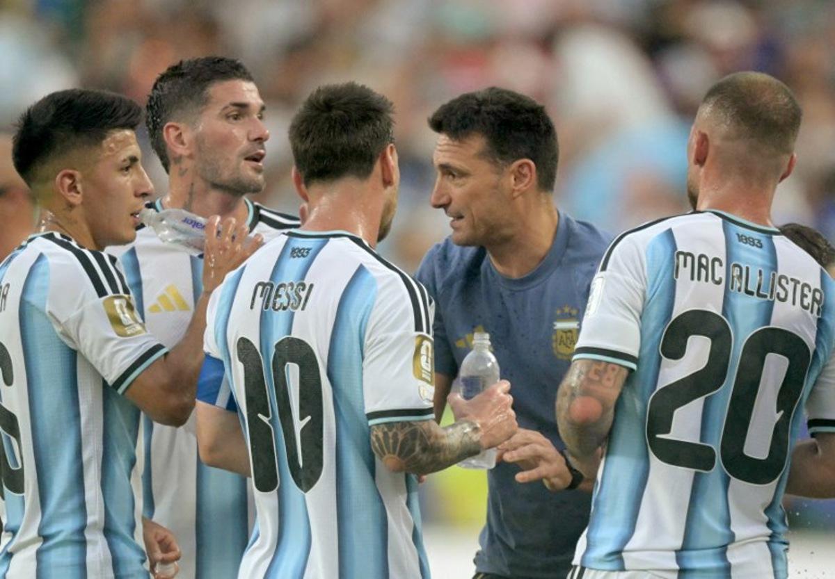 Argentina's head coach Lionel Scaloni gives instructions to his players as they take part in the hydratation break during the 2026 World Cup Group J football match between Argentina and Algeria at the Kansas City Stadium in Kansas City on June 16, 2026. JUAN MABROMATA / AFP