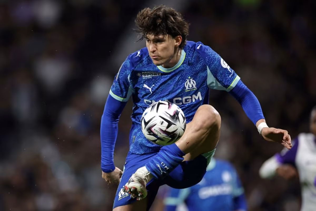 Marseille's Argentinian defender #05 Leonardo Balerdi controls the ball during the French L1 football match between Toulouse FC and Olympique de Marseille (OM) at the TFC Stadium in Toulouse, southwestern France, on March 7, 2026. Valentine CHAPUIS / AFP