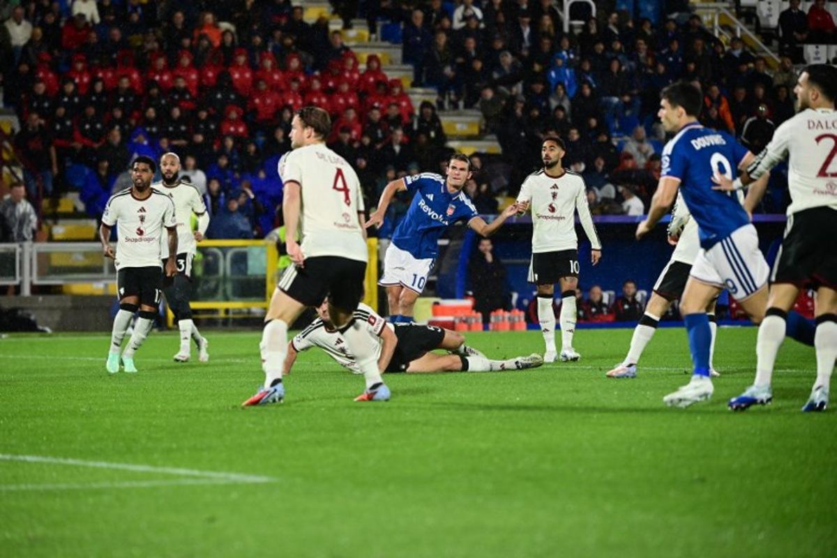 Como's Argentine midfielder #10 Nicolas Paz (C) scores his team's first goal during the UEFA Champions League, league phase matchday 3, football match between Como 1907 and Manchester United at the Stadio Giuseppe Sinigaglia in Como, northen Italy on October 21, 2026. PIERO CRUCIATTI / AFP