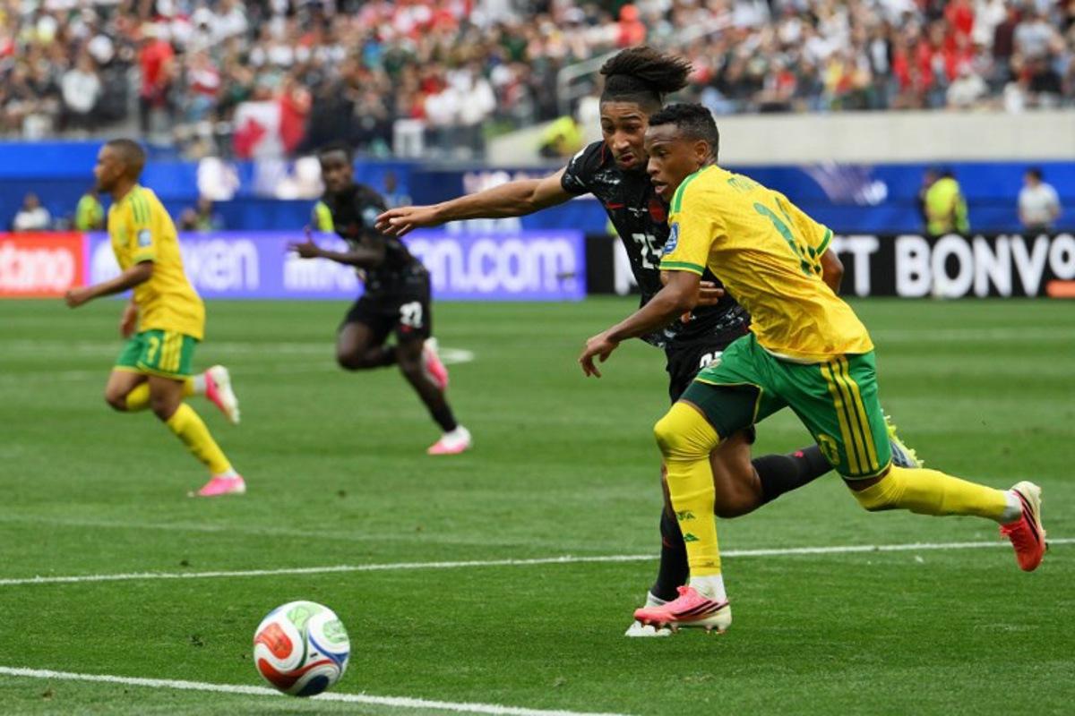 Canada's midfielder #25 Nathan Saliba and South Africa's forward #10 Relebohile Mofokeng fight for the ball during the 2026 World Cup round of 32 football match between South Africa and Canada at the Los Angeles Stadium in Inglewood on June 28, 2026. Patrick T. Fallon / AFP