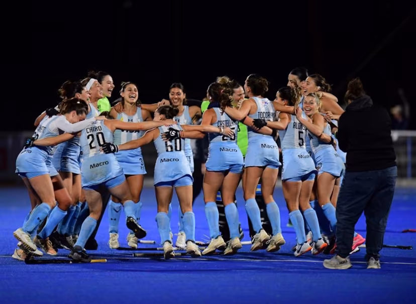 Argentina players celebrate after winning the Pan American Cup women's field hockey final between Argentina and the United States at Cancha Celeste in Montevideo on August 3, 2025. Dante FERNANDEZ / AFP