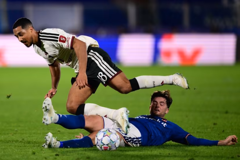Manchester United's Belgian midfielder #18 Youri Tielemans (L) is tackled by Como's Croatian midfielder #20 Martin Baturina during the UEFA Champions League, league phase matchday 3, football match between Como 1907 and Manchester United at the Stadio Giuseppe Sinigaglia in Como, northen Italy on October 21, 2026. Marco BERTORELLO / AFP