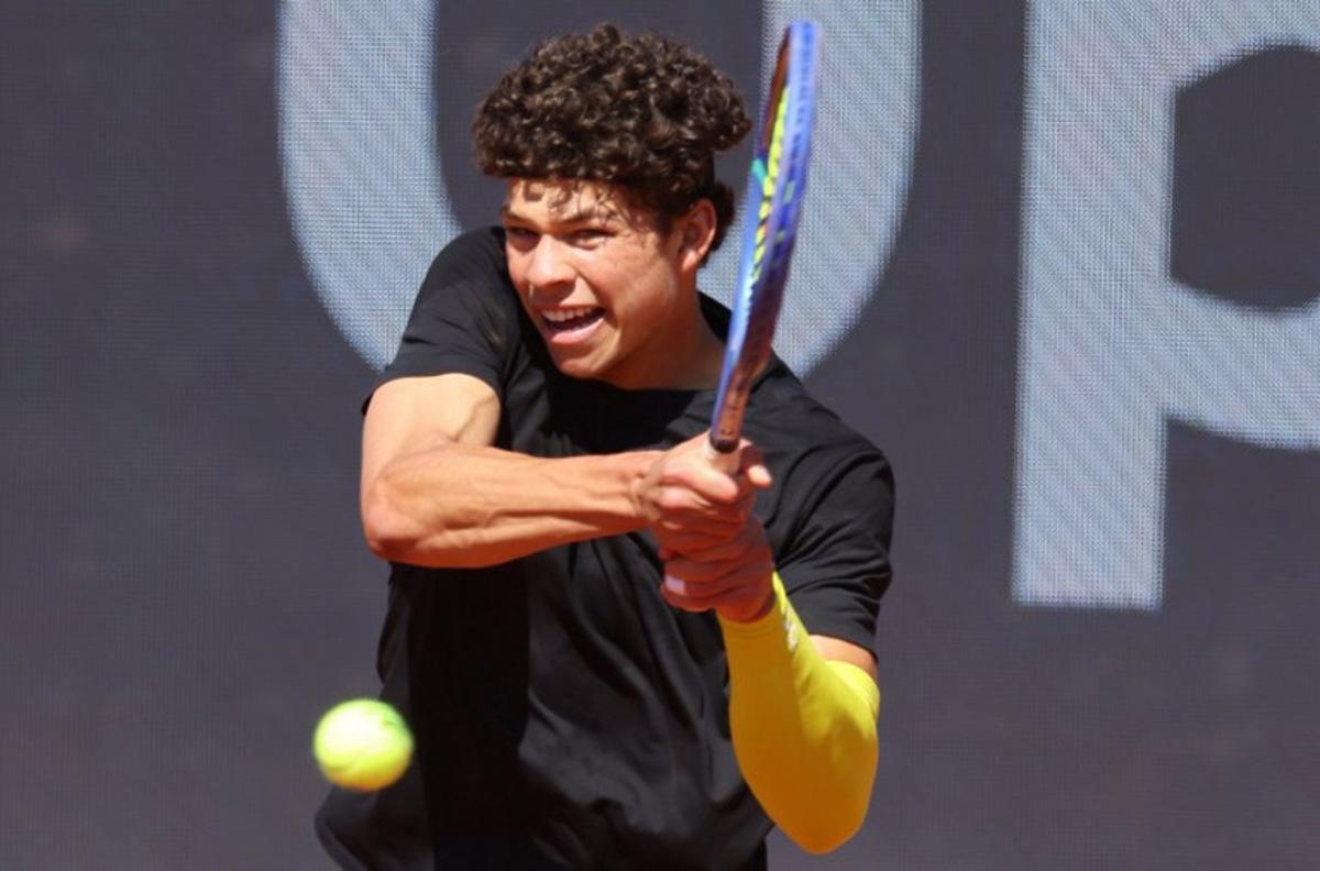 US Ben Shelton returns a ball to Argentina's Francisco Cerundolo during their men's singles semi-final match of the ATP Munich Open tennis tournament in Munich, southern Germany on April 19, 2025. Alexandra BEIER / AFP