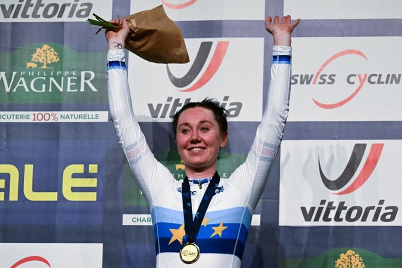 Gold medallist Britain's Katie Archibald poses on the podium of the Women's Omnium during the UEC Track Elite European Championship in Grenchen on February 10, 2023. SEBASTIEN BOZON / AFP