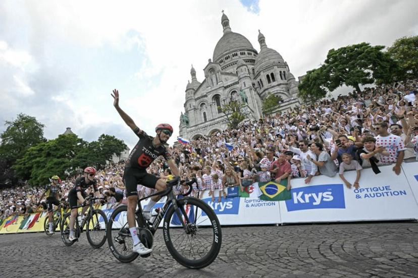Tudor Pro Cycling Team's French rider Julian Alaphilippe cycles past the Sacre Coeur basilica during the 21st stage of the 113th edition of the Tour de France cycling race, 88,7 km starting and finishing in Paris, on July 26, 2026. Loic VENANCE / AFP