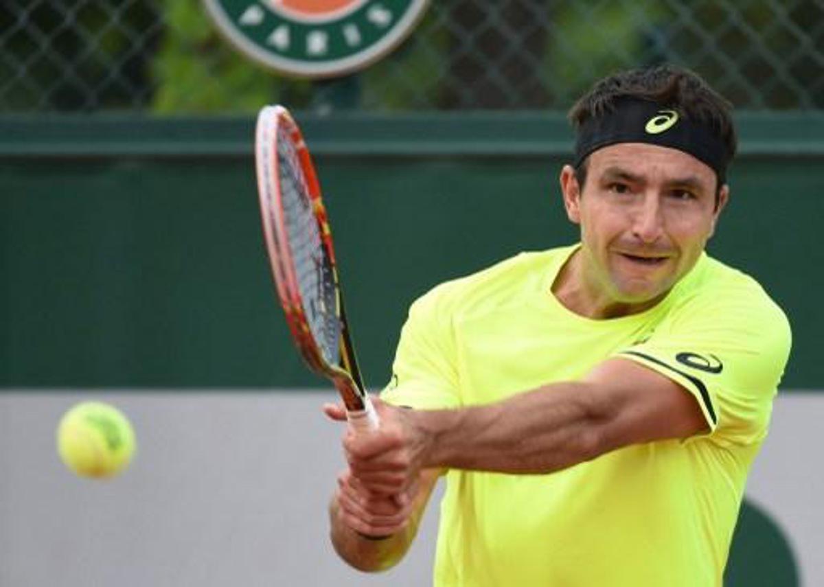 Australia's Marinko Matosevic returns the ball to Brazil's Thomaz Bellucci during the men's first round at the Roland Garros 2015 French Tennis Open in Paris on May 25, 2015. AFP PHOTO / PASCAL GUYOT