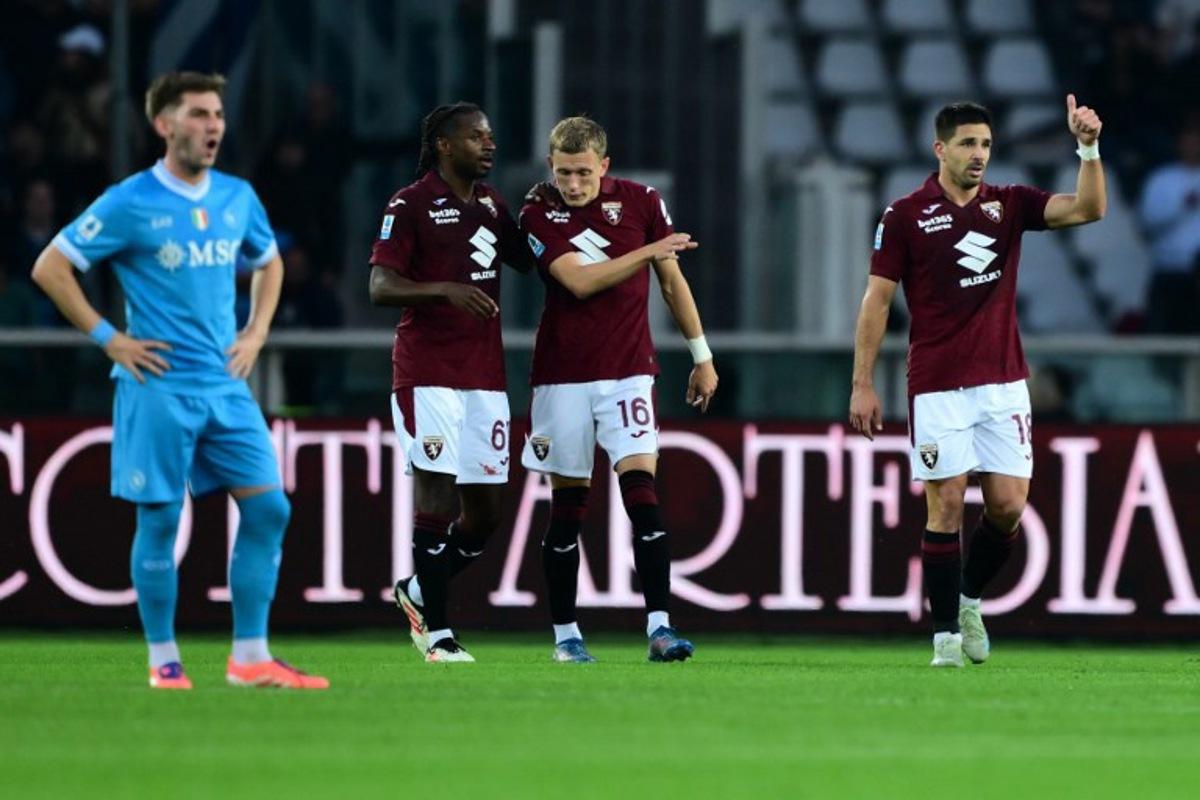 Torino's Argentine forward #18 Giovanni Simeone (R) celebrates after scoring a goal during the Italian Serie A football match between Torino and Napoli at The Grande Torino Stadium in Turin on October 18, 2025. MARCO BERTORELLO / AFP