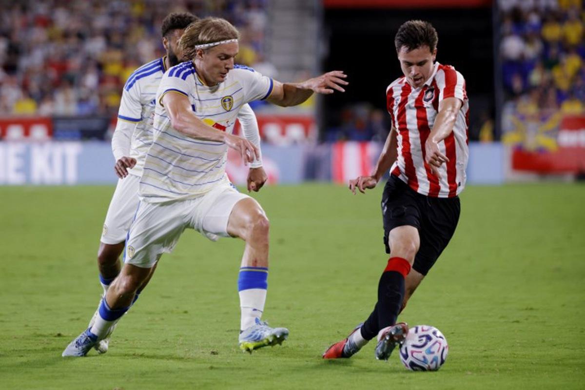 Sunderland's Ukrainian forward #57 Timur Tutierov (R) and Leeds United's Belgian defender #23 Sebastiaan Bornauw (L) fight for the ball during the friendly football match between Sunderland and Leeds United at Sports Illustrated Stadium in Harrison, New Jersey, on July 30, 2026. Leonardo MUNOZ / AFP