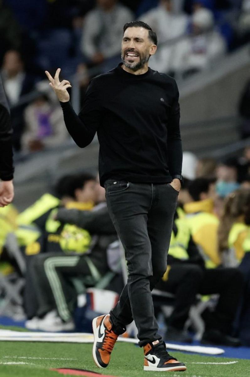 Elche's Spanish coach Eder Sarabia gestures to players during the Spanish league football match between Real Madrid CF and Elche CF at the Santiago Bernabeu Stadium in Madrid on March 14, 2026. Oscar DEL POZO / AFP