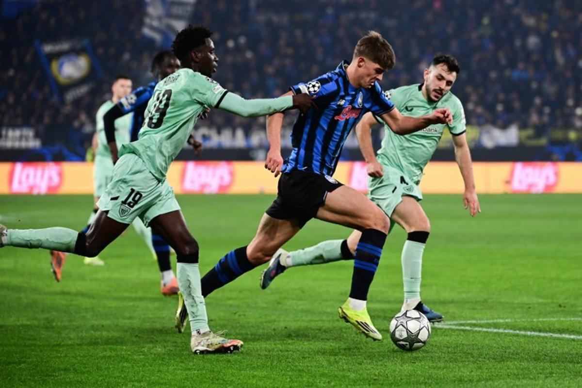 Atalanta's Belgian forward #17 Charles De Ketelaere (C) fights for the ball with Athletic Bilbao's Spanish defender #19 Adama Boiro (L) and Athletic Bilbao's Spanish defender #04 Aitor Paredes (R) during the UEFA Champions League, league phase day 7, football match between Atalanta Bergame and Athletic Bilbao at the stadio Atleti Azzurri d'Italia stadium in Bergamo on January 21, 2026. PIERO CRUCIATTI / AFP