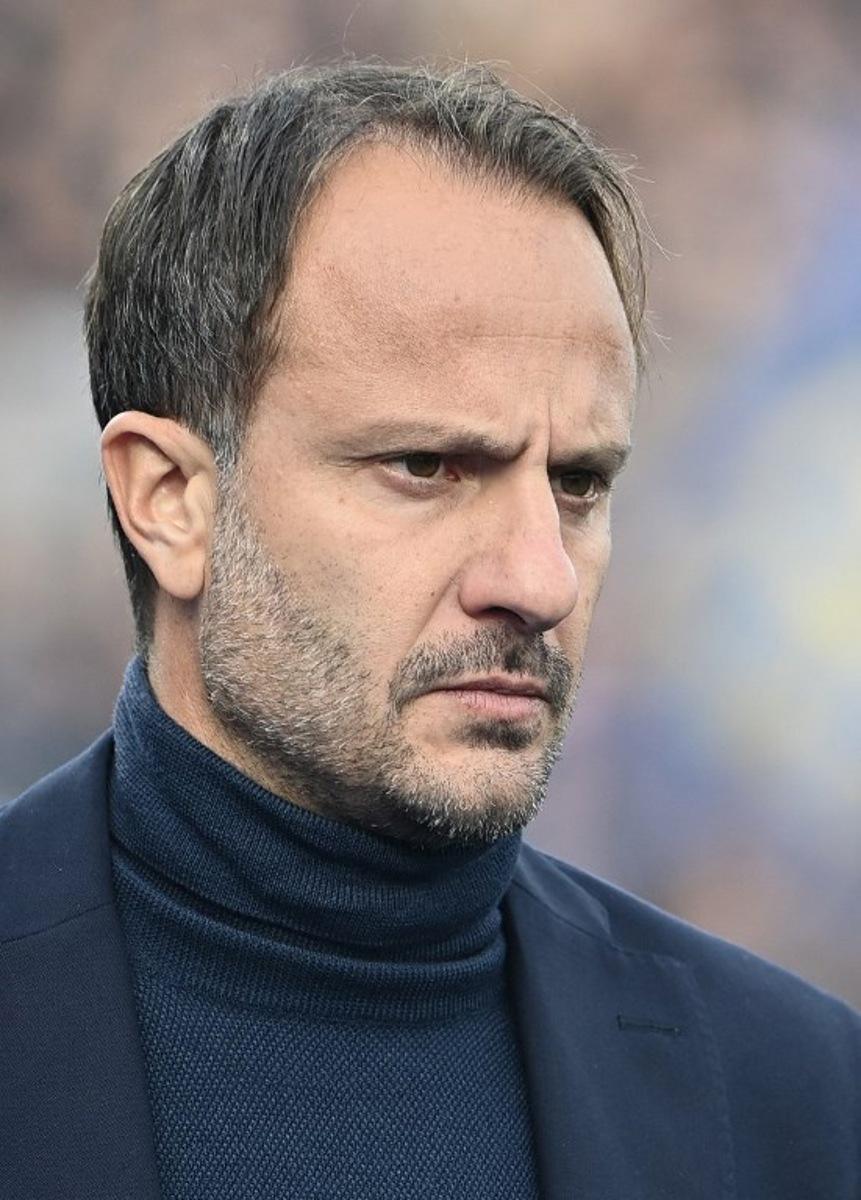 Pisa's Italian head coach Alberto Gilardino looks on ahead of the Italian Serie A football match between Pisa and Inter Milan at the Garibaldi Romeo Anconetani Arena in Pisa on November 30, 2025. Isabella BONOTTO / AFP