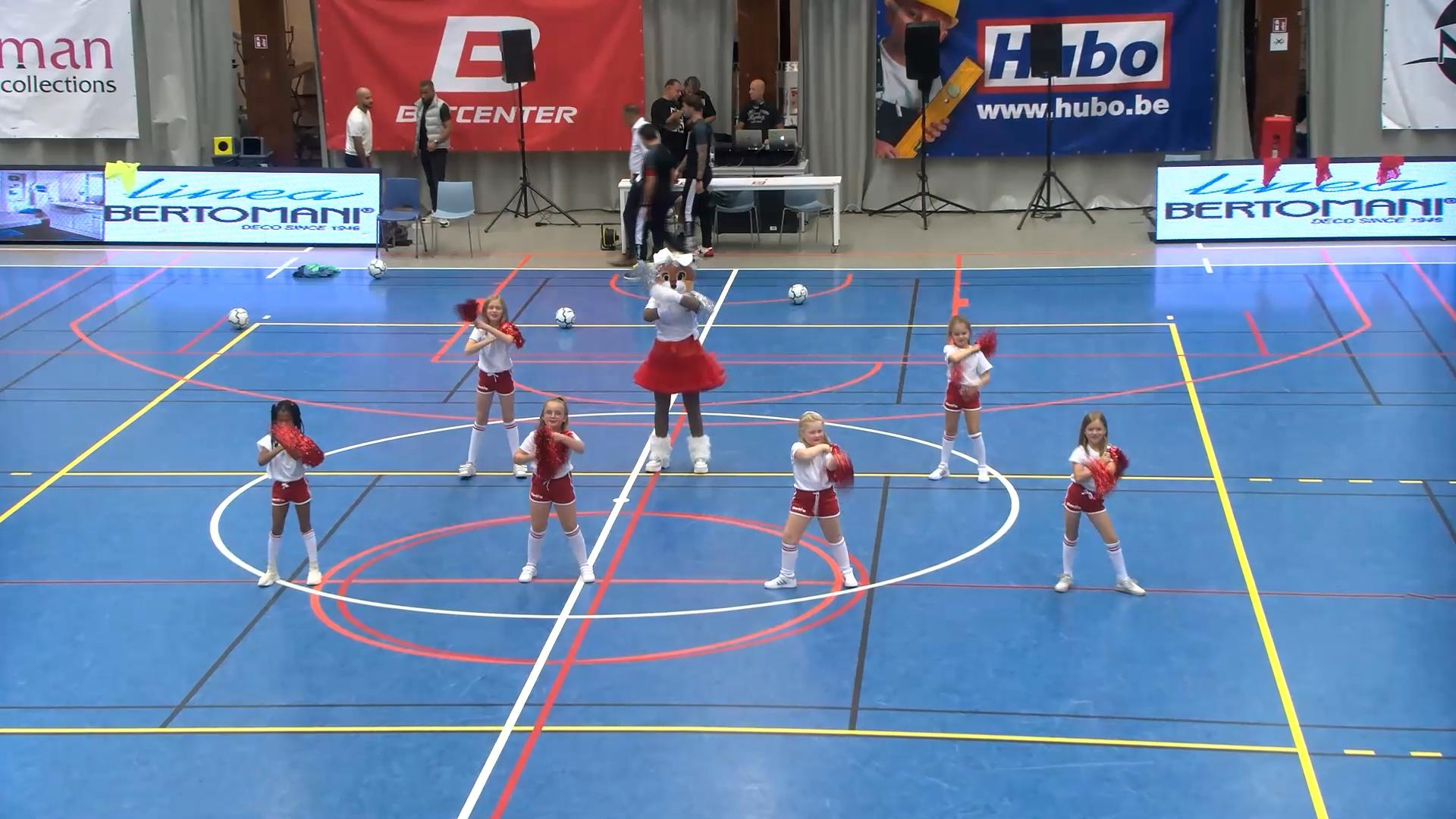 Leuke danseressen op bezoek bij FT Antwerpen vs My Cars Charleroi