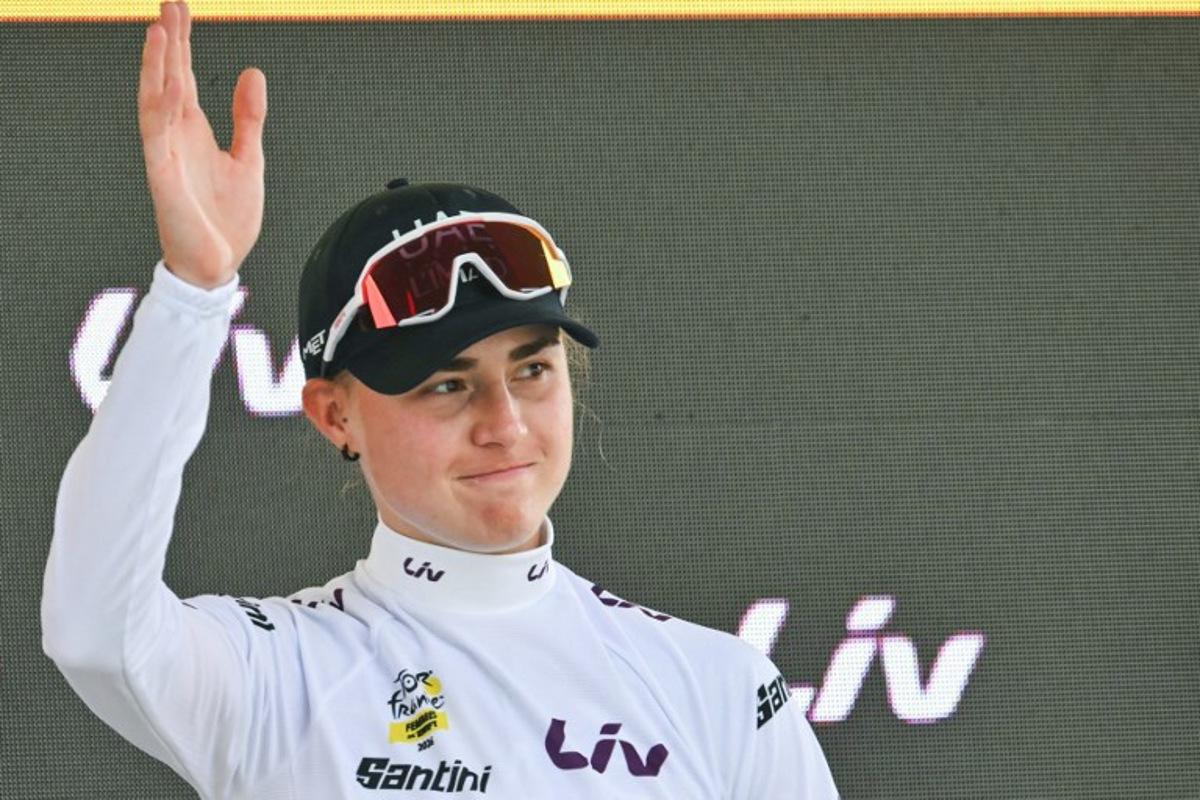 UAE Team ADQ's Spanish rider Paula Blasi celebrates on the podium with the best young rider's white jersey after the 3rd (out of 9) stage of the fifth edition of the Women's Tour de France cycling race, 156.5 km from Geneva to Poligny, in Poligny, central-eastern France on August 3, 2026. NICOLAS TUCAT / AFP