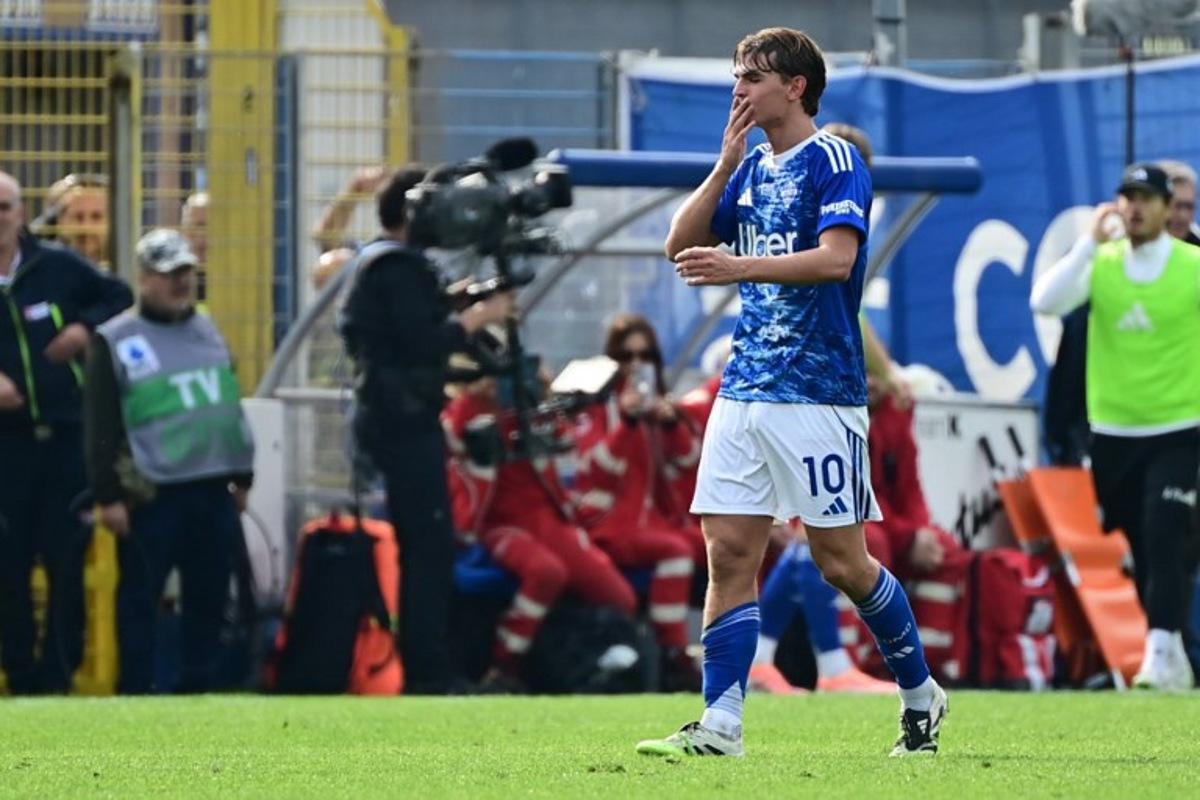 Como's Argentinian midfielder #10 Nico Paz celebrates after scoring his team second goal during the Italian Serie A football match between Como and Juventus at the Giuseppe Sinigaglia Stadium in Como, Italy on October 19, 2025 Piero CRUCIATTI / AFP