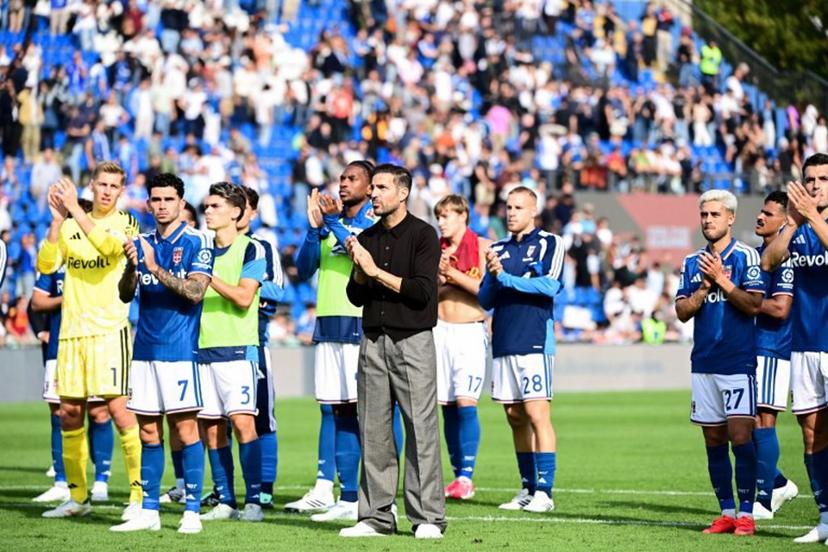 Como's Spanish coach Cesc Fabregas (C) and his players applaud supporters at the end of the Italian Serie A football match between Como 1907 and AS Roma at the Giuseppe-Sinigaglia Stadium in Como on October 11, 2026. Piero CRUCIATTI / AFP