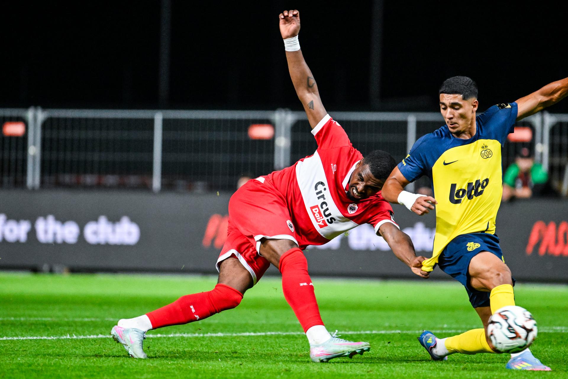 Antwerp's Gyrano Kerk and Union's Anan Khalaili pictured in action during a soccer match between Royal Antwerp FC and Royale Union Saint-Gilloise, Friday 25 July 2025 in Brussels, on day 1 of the 2025-2026 'Jupiler Pro League' first division of the Belgian championship. BELGA PHOTO TOM GOYVAERTS