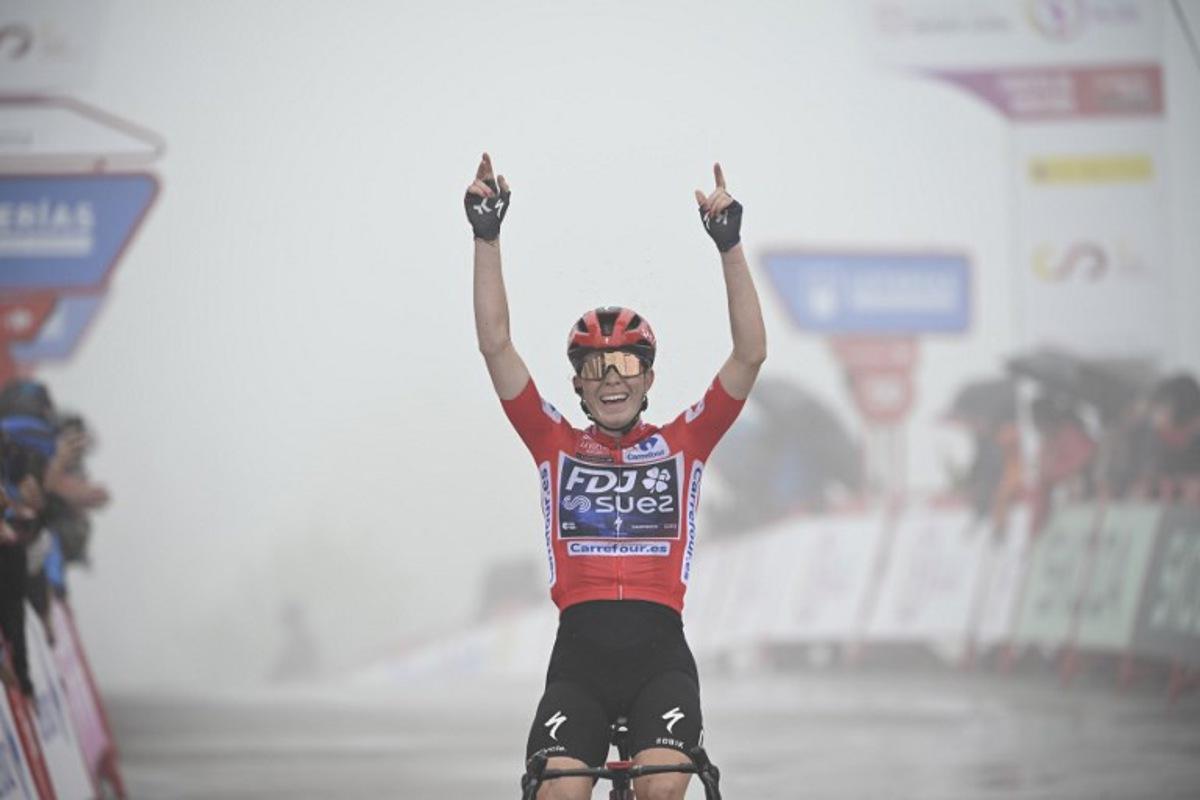 FDJ-Suez team's Dutch rider Demi Vollering celebrates finishing first the 7th stage of the 2025 La Vuelta Femenina cycling tour of Spain, a 152.6 km race from La Robla to Cotobello, on May 10, 2025. MIGUEL RIOPA / AFP