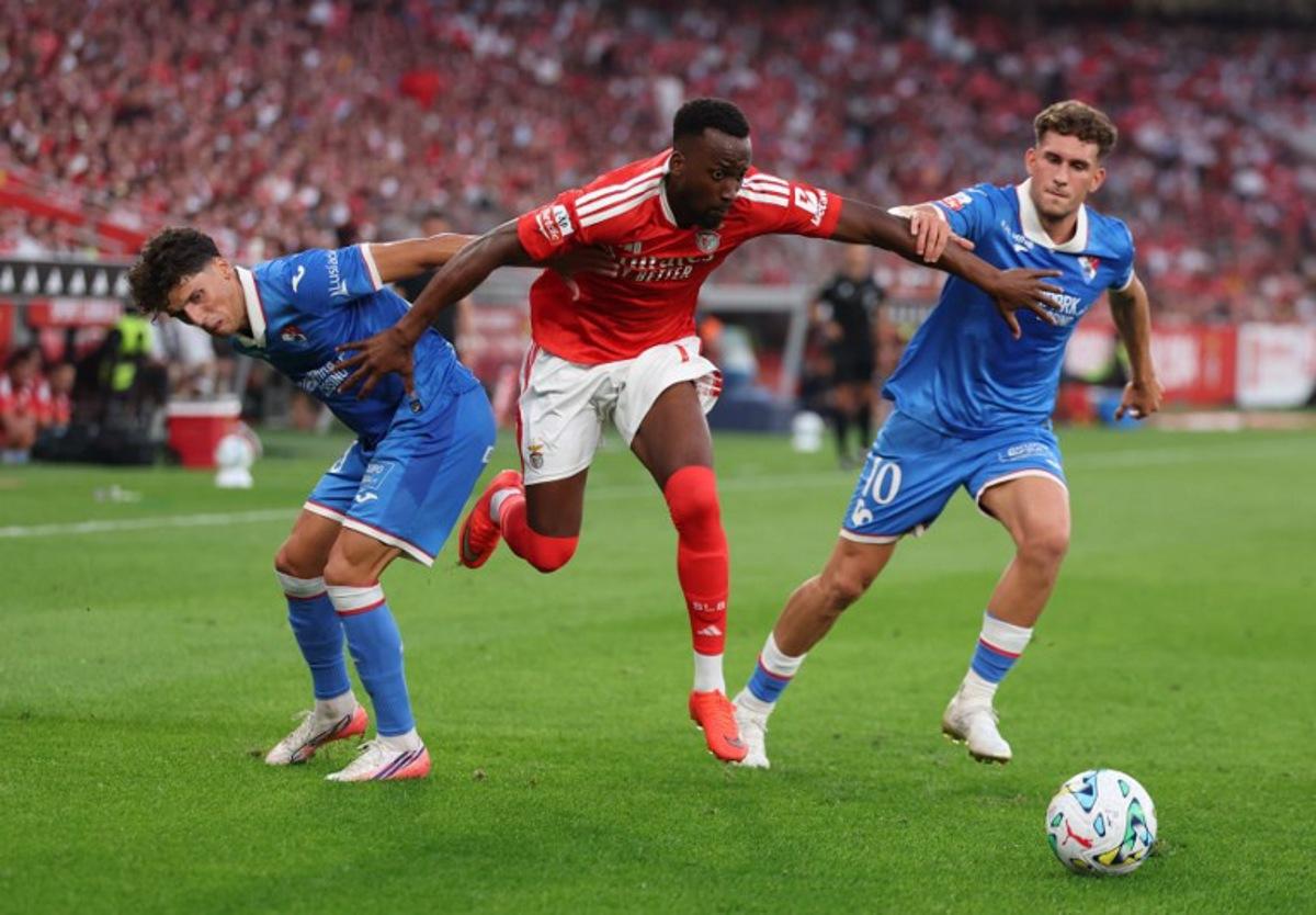 Benfica's Belgian forward #11 Dodi Lukebakio fights for the ball with Gil Vicente's Portuguese defender #20 Gil Martins and Gil Vicente's Spanish forward #10 Santiago Garcia during the Portuguese League football match between SL Benfica and Gil Vicente FC at Estadio da Luz in Lisbon on September 13, 2026. Patricia de Melo Moreira / AFP
