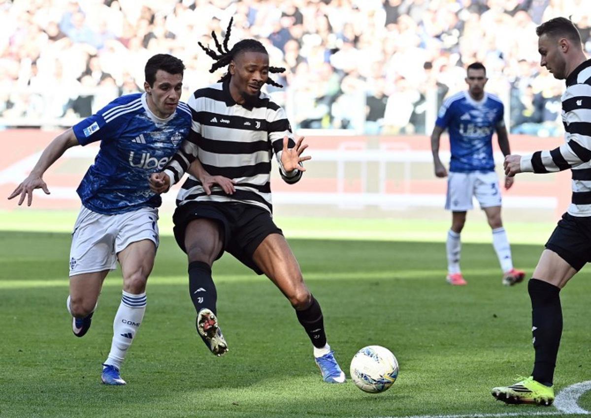 Juventus' French midfielder Khephren Thuram (2ndL) fights for the ball with Como's Spanish forward Jesus Rodriguez (L) during the Italian Serie A football match between Juventus and Como at Allianz Stadium in Turin on February 21, 2026. Isabella BONOTTO / AFP