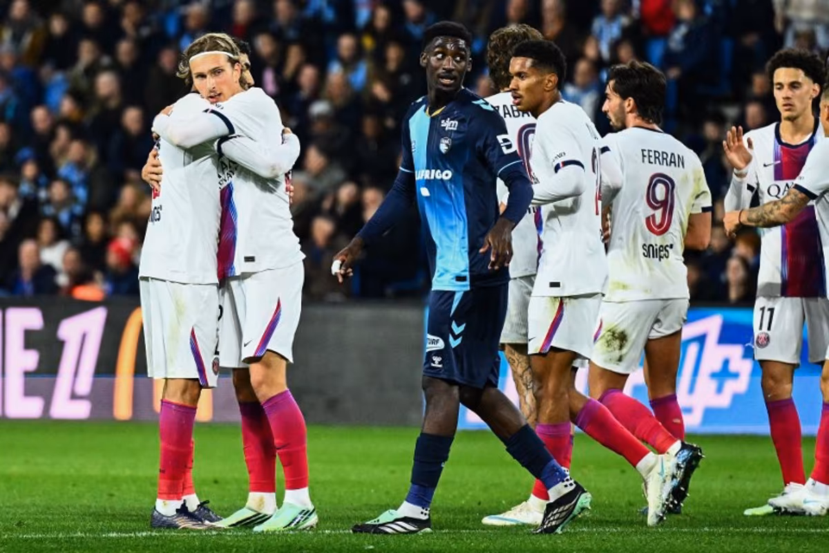 PSG's Belgian forward #22 Mika Godts (2L) celebrates scoring his team's first goal during the French L1 football match between Le Havre Athletic Club and Paris Saint-Germain (PSG) at Stade Oceane in Le Havre, north-western France on October 30, 2026. Guillaume SALIGOT / AFP