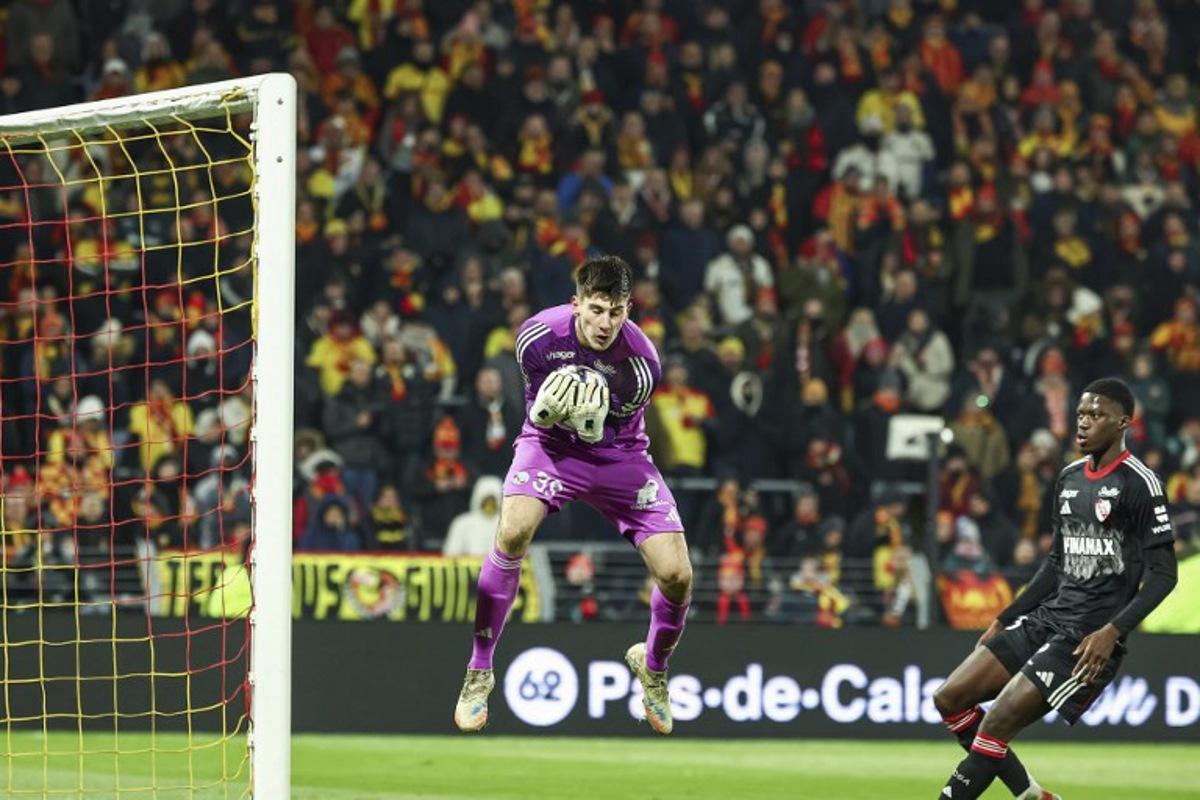 Strasbourg's Belgian goalkeeper #39 Mike Penders catches the ball during the French L1 football match between RC Lens and RC Strasbourg Alsace at the Stade Bollaert-Delelis in Lens, northern France, on November 22, 2025. Sameer Al-DOUMY / AFP
