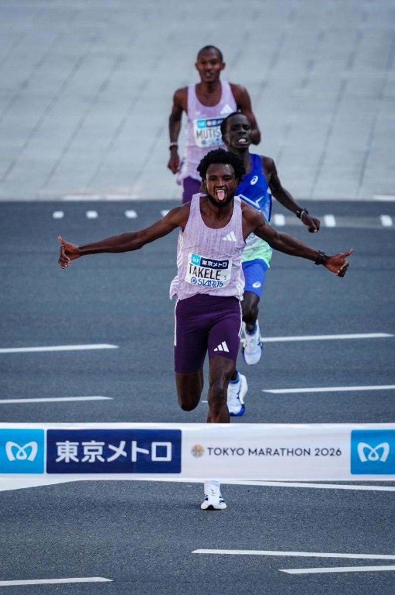 Ethiopia's Tadese Takele finishes in first place followed by Kenya's Geoffrey Toroitich (middle) and Kenya's Alexander Mutiso (back) in the men's category of the Tokyo Marathon in downtown Tokyo on March 1, 2026. JIA HAOCHENG / POOL / AFP