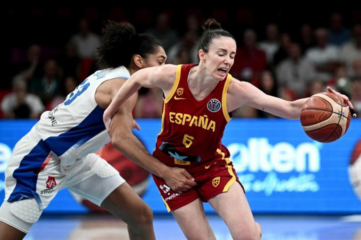 France's forward Janelle Salaun (L) fouls Spain's guard Aina Ayuso during the FIBA Women's EuroBasket 2025 semi-final match between France and Spain at the Peace and Friendship Stadium in Athens on June 27, 2025. Angelos Tzortzinis / AFP