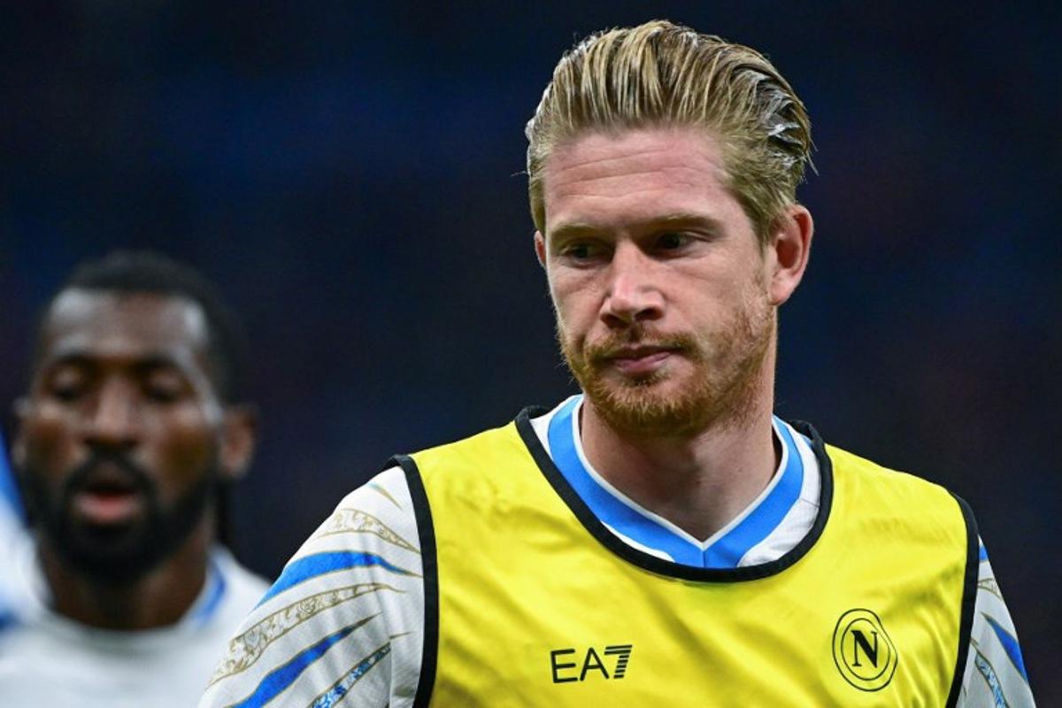 Napoli's Belgian midfielder #11 Kevin De Bruyne warms up prior to the Italian Serie A football match between AC Milan and SSC Napoli at San Siro stadium in Milan, northern Italy, on September 28, 2025. Piero CRUCIATTI / AFP