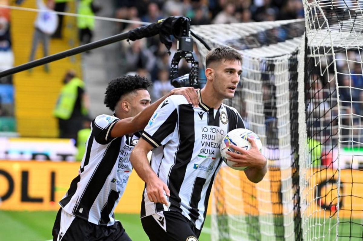 Udinese's Italian forward #17 Lorenzo Lucca (R) celebrates scoring his team's second goal during the Italian Serie A football match between Udinese and Inter Milan at the Friuli Stadium, in Udine on September 28, 2024. ANDREA PATTARO / AFP
