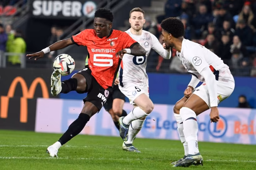 Rennes' Belgian Forward #19 kazeem Olaigre (L) fights for the ball with Lille's Brazilian defender #04 Alexsandro (R) during the French L1 football match between Stade Rennais FC and Lille OSC (LOSC) at the Roazhon Park stadium in Rennes, western France, on February 16, 2025. Lille won 2-0 over Rennes. JEAN-FRANCOIS MONIER / AFP
