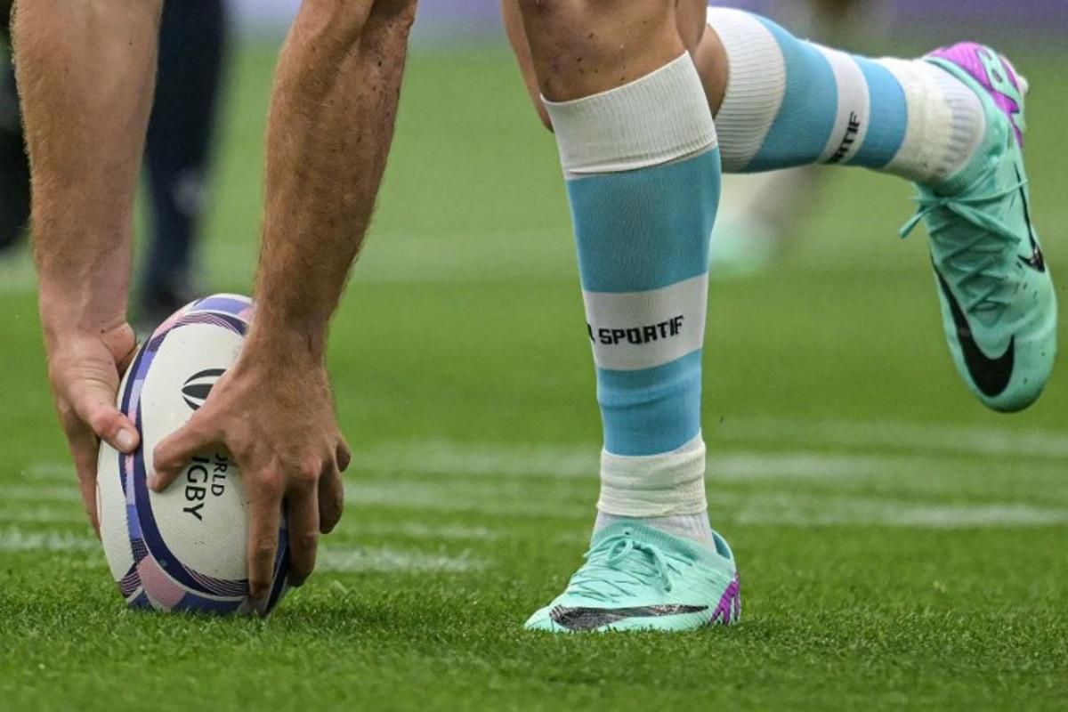 Argentina's Matias Osadczuk scores a try during the men's placing 7-8 rugby sevens match between Argentina and USA during the Paris 2024 Olympic Games at the Stade de France in Saint-Denis on July 27, 2024. CARL DE SOUZA / AFP