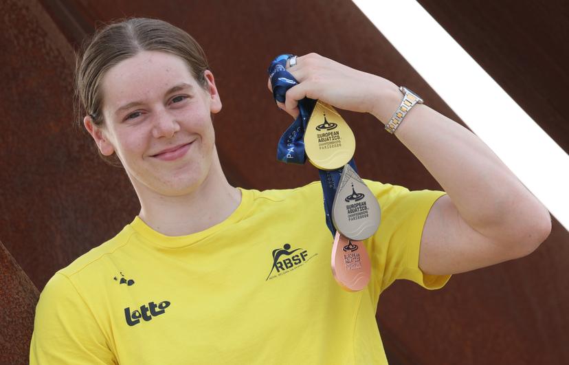 Belgian Roos Vanotterdijk poses for the photographer with her three medals at the last day of the European Aquatics Championships in Paris, France on Sunday 16 August 2026. BELGA PHOTO VIRGINIE LEFOUR