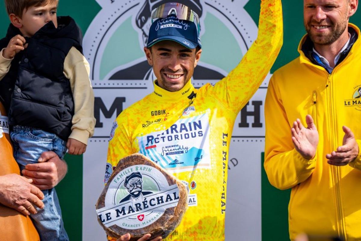France's Lenny Martinez (C) celebrates winning the fourth stage and holding the yellow jersey of the Tour of Romandie UCI cycling World tour, a 128,4 km from Sion to Thyon 2000, in Thyon, on May 3, 2025. Maxime SCHMID / AFP